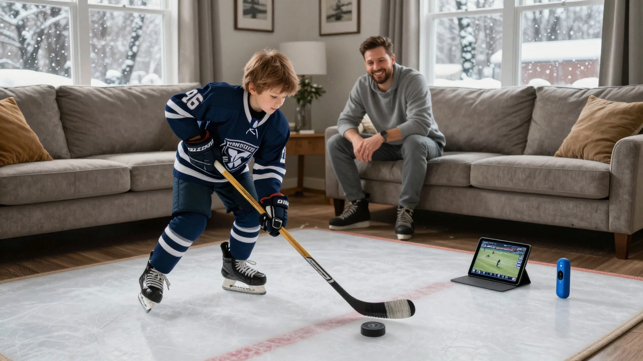 Мальчик тренируется с хоккейной клюшкой и шайбой на синтетическом льду, отец наблюдает с улыбкой.
