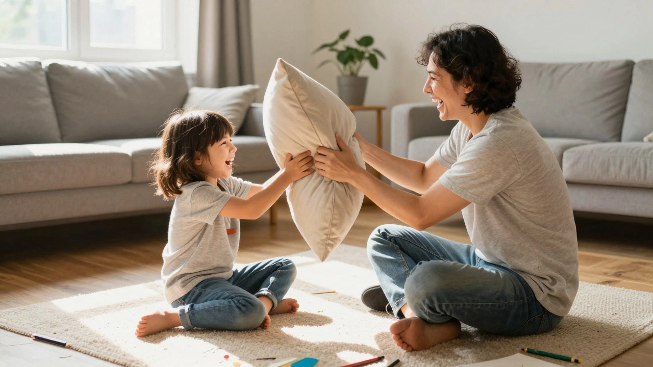 Родитель и ребенок вместе весело бьют подушку, выражая подавленные эмоции